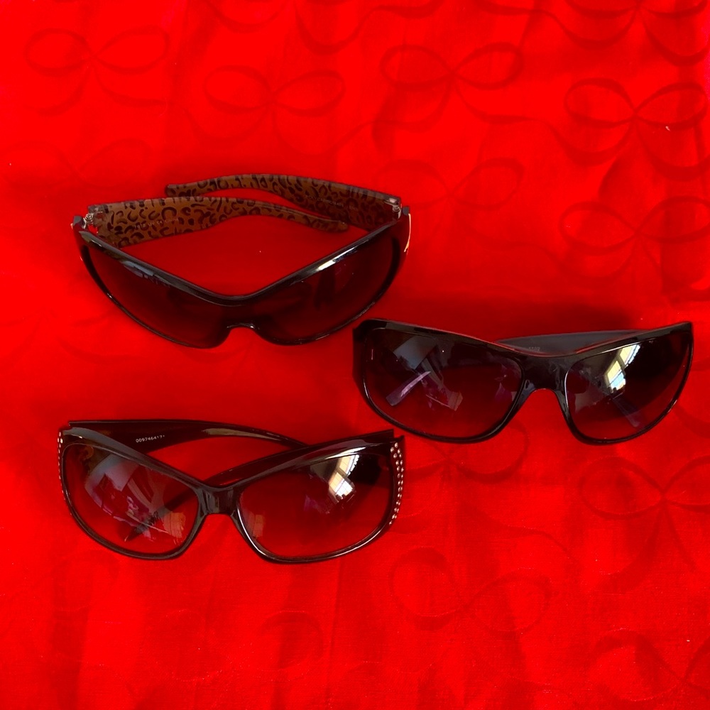 Pair of 3 sunglasses 🕶😎🕶